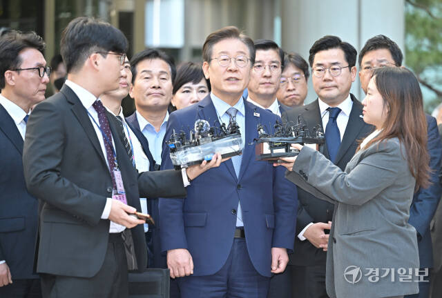 15일 오후 서울중앙지법에서 열린 공직선거법 위반 혐의 관련 1심 선고 직후 재판장을 나오는 이재명 더불어민주당 대표가 취재진의 질문에 답하고 있다. 홍기웅기자