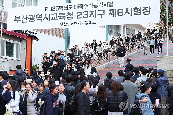 지난 14일 수능 시험을 마친 수험생들이 학교 밖으로 나오고 있다. [연합뉴스]