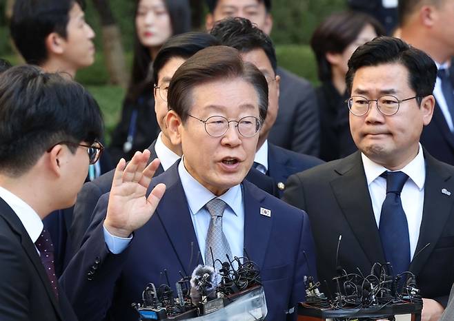 이재명 더불어민주당 대표가 15일 서울 서초구 서울중앙지법에서 열린 선고공판을 마치고 법원을 나서 발언하고 있다. [한주형 기자]