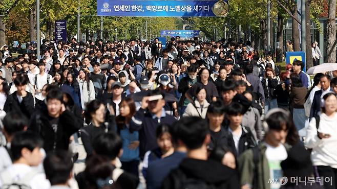 지난달 12일 오전 서울 서대문구 연세대학교에서 수험생들이 수시모집 논술 시험을 마친 후 시험장을 나서고 있다./사진=뉴시스