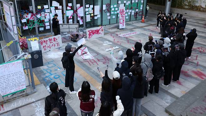 지난 12일 오후 서울 성북구 동덕여자대학교 동덕 100주년 기념관 앞에서 학생들이 남녀공학 전환 반대 구호를 외치고 있다. /사진=뉴시스