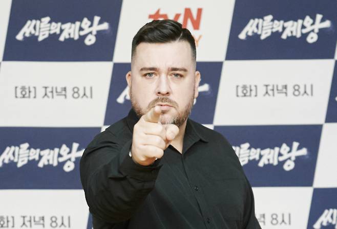 방송인 샘해밍턴이 중국에 도착하자마자 경찰출동한 사연을 전해 놀라움을 자아냈다. 사진은 지난 2022년 10월  tvN STORY&ENA 예능 '씨름의 제왕' 제작발표회에 참석한 방송인 샘 해밍턴. /사진=tvN STORY 제공