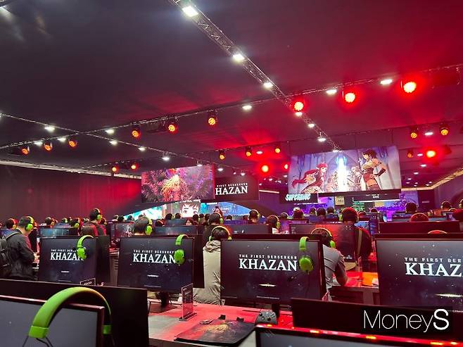 게임사들이 저마다의 특성을 담은 주요 신작을 관람객들이 직접 체험해볼 수 있는 시연 부스를 마련했다. 사진은 지난 14일 넥슨 부스에서 넥슨의 신작 게임 '퍼스트 버서커: 카잔'을 체험하고 있는 관람객들의 모습. /사진=김성아 기자