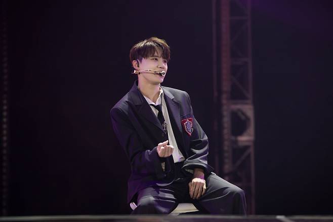 가수 겸 뮤지컬 배우 김준수가 아프리카TV 여성BJ에게 협박을 당해 수억원을 뜯긴 사실이 뒤늦게 알려졌다. 사진은 지난 9일 서울 송파구 올림픽공원 KSPO DOME에서 열린 데뷔 20주년 기념 단독 콘서트 'JX 2024 CONCERT [IDENTITY] in SEOUL'(아이덴티티 인 서울, 이하 [IDENTITY])에서 공연한 가수 김준수. /사진=팜트리아일랜드, iNKODE 제공