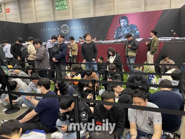 15일 부산 해운대구 벡스코에서 열린 지스타 2024 펄어비스 부스에서 관람객이 <붉은사막>을 시연을 기다리고있다. /부산·박성규 기자