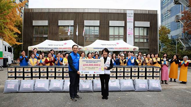 김기준(왼쪽) 고려아연 지속가능경영본부장과 허혜숙 대한적십자사 서울지사 사무처장이 지난 14일 취약계층 후원물품 전달식에서 기념촬영을 하고 있다. [고려아연 제공]