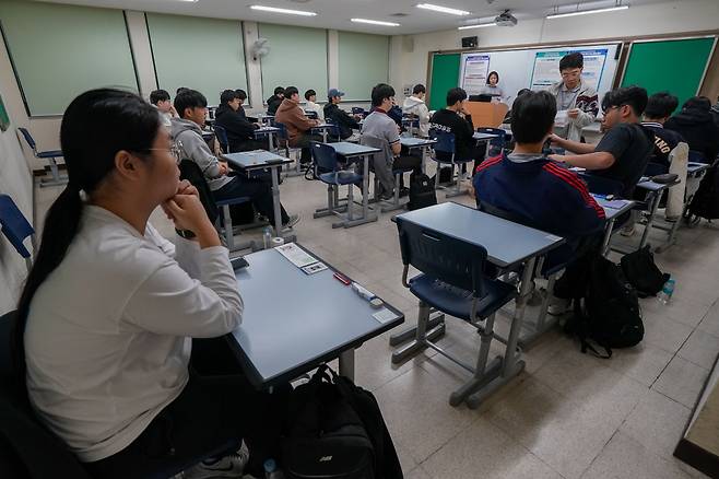 2025학년도 대학수학능력시험일인 14일 서울 종로구 경복고등학교에서 수험생들이 시험 시작을 기다리고 있다. [사진공동취재단]