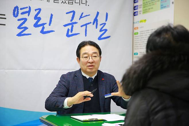 [옥천=뉴시스] 황규철 옥천군수 열린 군수실 운영 모습. (사진=옥천군 제공) photo@newsis.com *재판매 및 DB 금지