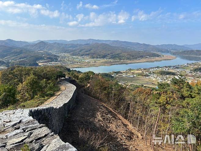 [여주=뉴시스] 수목 정비로 남한강 조망권을 화복한 파사성. (사진제공=여주시) 2024. 11. 15 photo@newsis.com