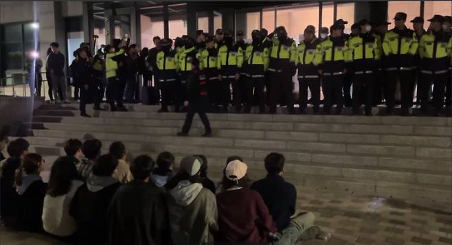 지난 9일 부경대학교 대연캠퍼스에서 '윤석열 정부 퇴진 국민투표 허용'을 두고 총장 직무대리와의 면담을 요구하던 대학생들이 경찰에 연행됐다. 부산윤석열퇴진학생행동 제공