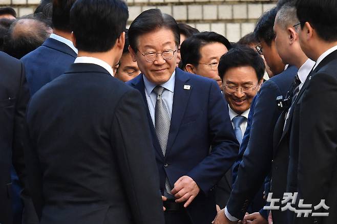 이재명 더불어민주당 대표가 15일 오후 서울 서초구 서울중앙지방법원에서 열리는 '공직선거법 위반' 1심 선고 공판에 출석하기 위해 법정으로 향하고 있다. 류영주 기자