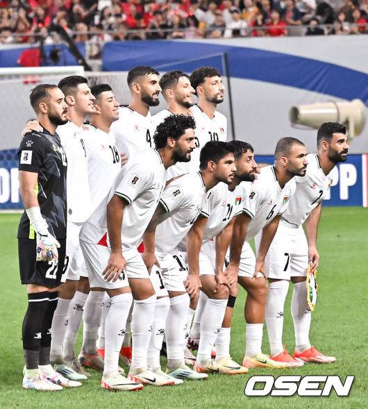 [OSEN=서울월드컵경기장, 박준형 기자]아쉽다, 골대 강타. 손흥민(32, 토트넘)의 결정적인 슈팅이 골대를 강타하면서 한국의 3차 예선 첫 경기는 다음을 기약하게 됐다.홍명보 감독이 이끄는 한국 축구 국가대표팀은 5일 오후 8시 서울월드컵경기장에서 열린 팔레스타인과 2026 국제축구연맹(FIFA) 북중미 월드컵 3차 예선 B조&nbsp;1차전을 치러 0-0 무승부를 거뒀다.&nbsp;경기 앞두고 팔레스타인 베스트 일레븐이 포즈를 취하고 있다2024.09.05 / soul1014@osen.co.kr