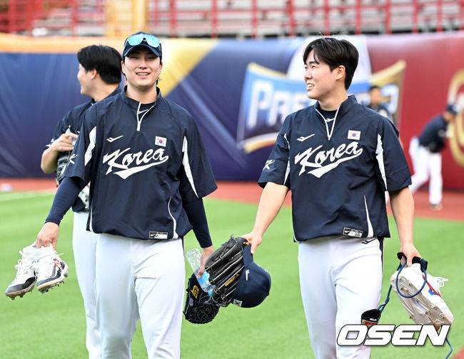 [OSEN=타이베이(대만), 이대선 기자] 류중일 감독이 이끄는 프리미어12 야구대표팀이 9일 오후 대만 티엔무야구장에서 훈련을 진행했다.류중일 감독이 이끄는 야구대표팀은 대만, 쿠바, 일본, 도미니카공화국, 호주와 프리미어12 B조에 편성됐다. 지난 8일 결전지 대만 타이베이에 입성한 류중일호는 9일 훈련, 10일 대만 프로팀과의 연습경기, 12일 훈련으로 현지 분위기를 익힌&nbsp;뒤 13일 타이베이돔에서 대만과 B조 예선 첫 경기를 치른다.조별예선에서 최소 2위에 올라야 슈퍼라운드가 열리는 일본 도쿄돔으로 향할 수 있으며, 대표팀의 목표는 슈퍼라운드 진출이다.정해영과 최승용이 훈련을 마치고 더그아웃으로 가고 있다. 2024.11.09 /