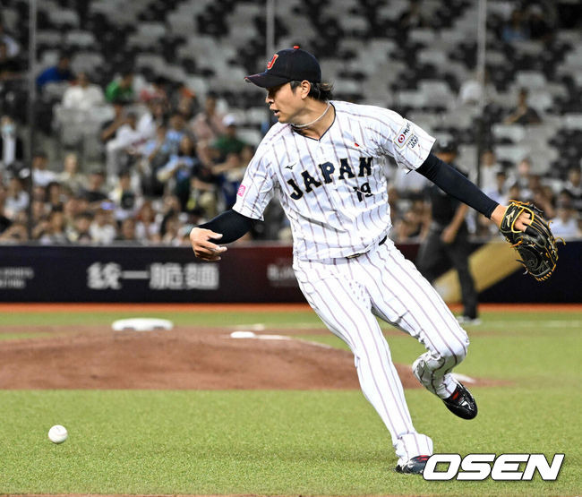 [OSEN=타이베이(대만), 이대선 기자] 15일 오후 대만 타이베이돔에서 세계야구소프트볼연맹(WBSC) 프리미어12 2024 B조 대한민국과 일본의 경기가 열렸다.대한민국은 3차전 선발투수로 최승용, 일본은 다카하시 히로토를 내세웠다.2회초 2사 2루에서 일본 다카하시가 대한민국 이주형의 투수 앞 땅볼 타구를 놓치고 있다. 2024.11.15 /sunday@osen.co.kr