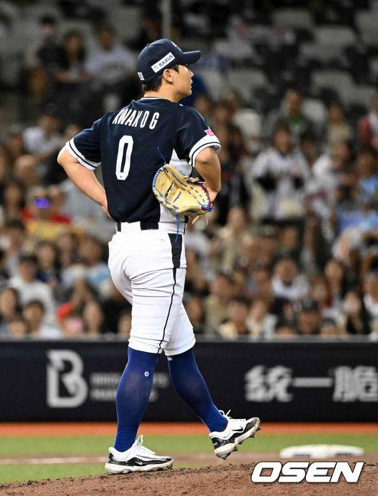 [OSEN=타이베이(대만), 이대선 기자] 15일 오후 대만 타이베이돔에서 세계야구소프트볼연맹(WBSC) 프리미어12 2024 B조 대한민국과 일본의 경기가 열렸다.대한민국은 3차전 선발투수로 최승용, 일본은 다카하시 히로토를 내세웠다.5회말 2사 1,2루에서 대한민국 곽도규가 일본 구리하라에 사구를 허용하며 아쉬워하고 있다. 2024.11.15 /sunday@osen.co.kr