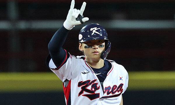 14일(현지시간) 오후 대만 타이베이시 톈무 야구장에서 열린 2024 WBSC 프리미어12 B조 예선 대한민국과 쿠바의 경기, 2회말 대한민국 공격 2사 만루 상황에서 김도영이 만루홈런을 친 뒤 홈을 향해 달리고 있다. 뉴스1