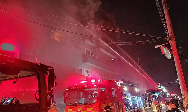 14일 오후 9시 10분쯤 대구 달서구의 한 자동차부품 가공공장에서 불이 나 소방 당국이 진화에 나섰다. 대구소방안전본부 제공