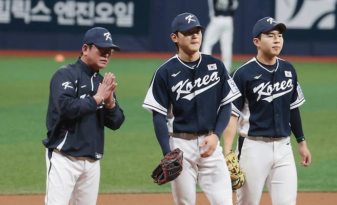 야구대표팀 류중일 감독이 수비 훈련 중인 김도영을 지켜보며 이야기 하고 있다. 연합뉴스