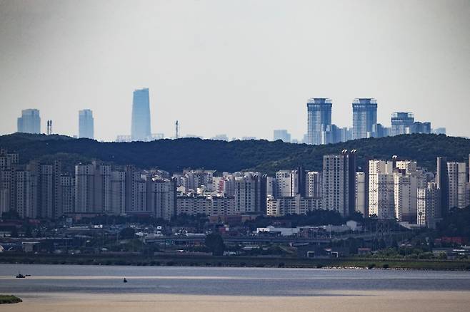 이 소설은 송도의 빌딩숲을 배경으로 여러 계층의 인물들의 결핍과 욕망을 풀어낸다.[사진 | 연합뉴스]