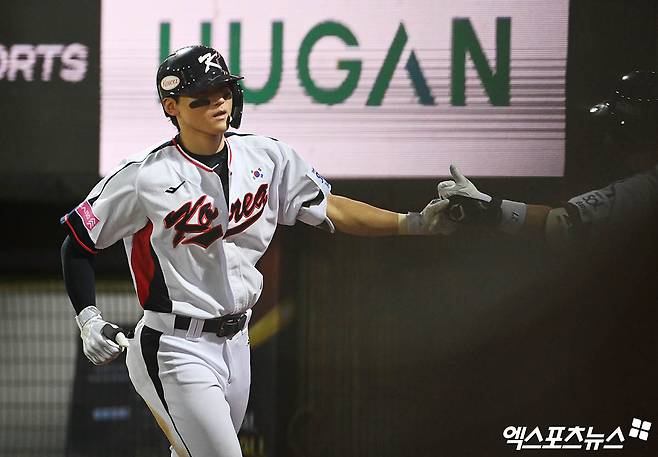 14일 오후 대만 톈무야구장에서 열린 '2024 WBSC(세계야구소프트볼연맹) 프리미어12' B조 조별리그 대한민국과 쿠바의 경기, 7회말 1사 김도영이 솔로 홈런을 때려내고 있다. 타이베이(대만), 박지영 기자