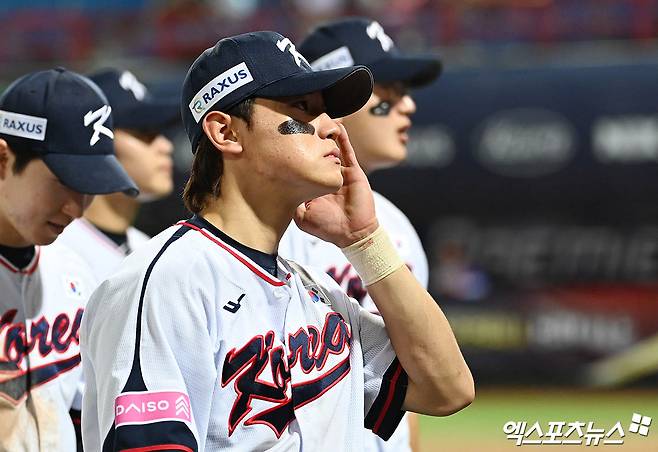 14일 오후 대만 톈무야구장에서 열린 '2024 WBSC(세계야구소프트볼연맹) 프리미어12' B조 조별리그 대한민국과 쿠바의 경기, 대한민국이 김도영의 멀티홈런 맹활약에 힘입어 8:4의 스코어로 승리했다. 경기 종료 후 한국 김도영이 관중석을 바라보고 있다. 타이베이(대만), 박지영 기자