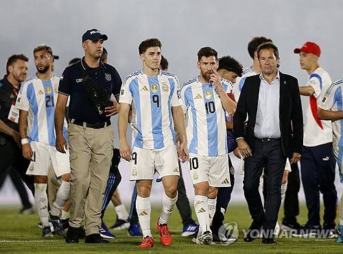 리오넬 스칼로니 감독이 이끄는 아르헨티나 축구 국가대표팀이 15일(한국시간) 파라과이 아순시온에 있는 디펜소레스 델 차코 경기장에서 열린 2026 국제축구연맹(FIFA) 북중미 월드컵(캐나다-미국-멕시코 공동 개최) 남미 지역 예선 11차전에서 1-2로 역전패를 당했다. 메시는 이날 공격형 미드필더로 선발 출전해 풀타임을 뛰었지만, 끝내 공격포인트를 기록하지 못했다. 소속팀 마이애미서부터 공식 3연패째를 기록했다. 메시가 커리어에서 세 경기 연달아 패배한 건 이번에 세 번째다. 연합뉴스