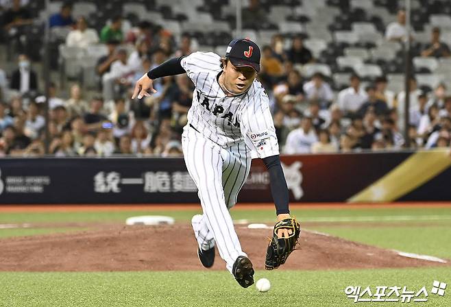 15일 오후 대만 타이베이돔에서 열린 '2024 WBSC(세계야구소프트볼연맹) 프리미어12' B조 조별리그 3차전 대한민국과 일본의 경기, 2회초 2사 2루 일본 선발투수 타카하시가 한국 이주형의 땅볼 타구를 잡지 못하고 있다. 타이베이(대만), 박지영 기자