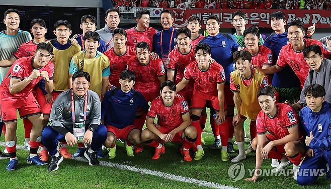 3-1 승리 거둔 대한민국 (쿠웨이트시티=연합뉴스) 황광모 기자 = 14일 오후(현지시간) 쿠웨이트 자베르 알 아흐메드 국제 경기장에서 열린 2026 북중미 월드컵 아시아지역 3차 예선 B조 5차전 한국과 쿠웨이트의 경기. 대한민국 선수들이 3-1로 승리한 뒤 기념 촬영을 하고 있다. 2024.11.15 hkmpooh@yna.co.kr