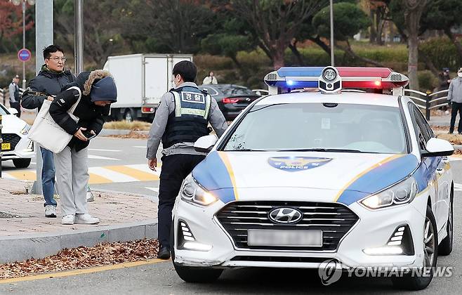 '도와주셔서 감사합니다' (인천=연합뉴스) 김상연 기자 = 2024학년도 대학수학능력시험일인 16일 오전 인천시 미추홀구 선인고 앞에서 순찰차를 타고 도착한 수험생이 경찰관에게 감사의 인사를 하고 있다. 2023.11.16 goodluck@yna.co.kr