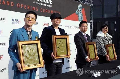 YG푸즈 노희영 대표 핸드프린팅 
    (서귀포=연합뉴스) YG리퍼블릭 제주신화월드점 오픈 기념행사에서 빅뱅 지드래곤(권지용·GD, 왼쪽부터), 양현석 YG엔터테인먼트 회장, 양즈후이 란딩그룹 회장, 노희영 YG푸즈 대표가 핸드프린팅 액자를 들어 보이고 있다. 2018.2.25 [YG푸즈 제공=연합뉴스]
    atoz@yna.co.kr