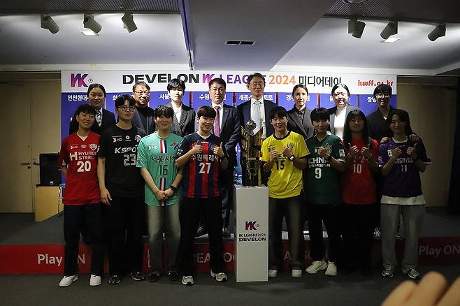WK리그 개막 미디어데이 (서울=연합뉴스) 12일 서울 종로구 축구회관에서 열린 '디벨론 WK리그 2024' 개막 미디어데이에서 각팀 감독과 선수들이 기념촬영을 하고 있다. 2024.3.12 [한국여자축구연맹 제공. 재판매 및 DB 금지] photo@yna.co.kr