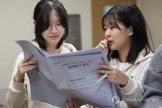 '수능 끝, 점수 확인' (대구=연합뉴스) 윤관식 기자 = 2025학년도 대학수학능력시험 다음날인 15일 대구 수성구 정화여자고등학교 3학년 교실에서 수험생들이 가채점하고 있다. 2024.11.15 psik@yna.co.kr