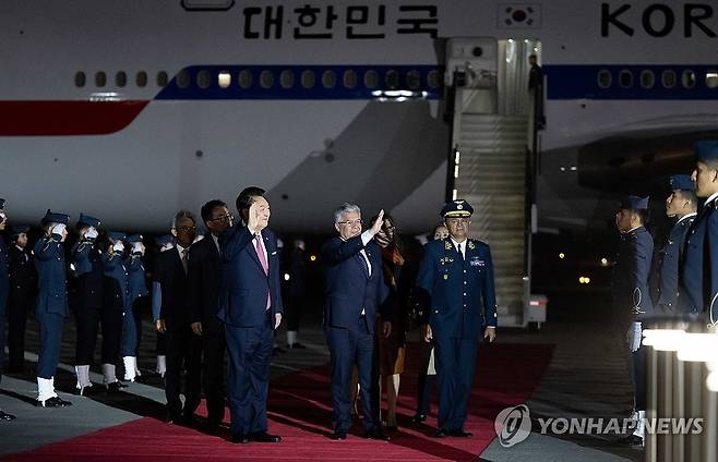 페루 리마 도착한 윤석열 대통령 (리마[페루]=연합뉴스) 홍해인 기자 = 31차 아시아태평양경제협력체(APEC) 정상회의에 참석하는 윤석열 대통령이 14일(현지시간) 페루 리마 제2공군비행단에 도착해 인사하고 있다. 2024.11.15 [공동취재] hihong@yna.co.kr