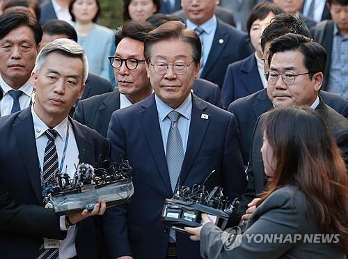 법정 나서는 이재명 대표 (서울=연합뉴스) 김인철 기자 = 공직선거법상 허위사실 공표 혐의를 받는 더불어민주당 이재명 대표가 15일 오후 서울 서초구 서울중앙지법에서 열린 1심 선고공판 출석을 마치고 법정을 나서고 있다. 2024.11.15 yatoya@yna.co.kr