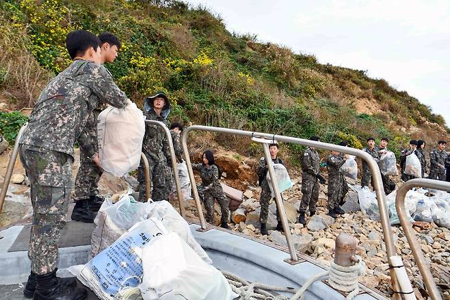 해안 쓰레기 수거하는 공군 1전비 장병 [공군 제1전투비행단 제공. 재판매 및 DB 금지]