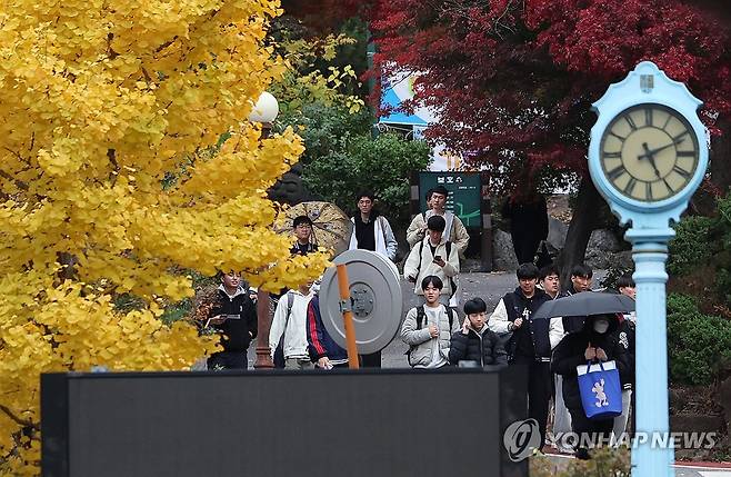 수능 마친 수험생들 (서울=연합뉴스) 이지은 기자 = 2025학년도 대학수학능력시험이 치러진 14일 오후 서울 종로구 경복고등학교에서 시험을 마친 수험생들이 시험장을 나서고 있다. 2024.11.14 jieunlee@yna.co.kr