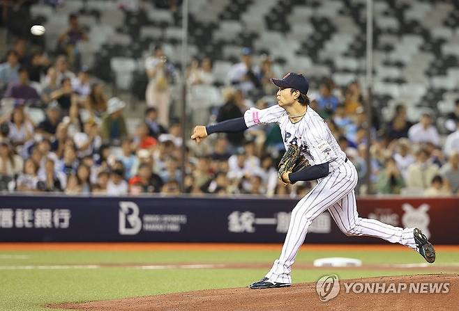 역투하는 일본 선발 다카하시 (타이베이=연합뉴스) 한종찬 기자 = 15일 오후 대만 타이베이돔에서 열린 세계야구소프트볼연맹(WBSC) 프리미어12 2024 B조 조별리그 대한민국과 일본의 경기. 다카하시 히로토가 역투하고 있다. 2024.11.15 saba@yna.co.kr