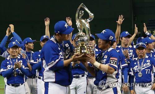 우승 트로피에 입맞춤 (도쿄=연합뉴스) 홍해인 기자 = 21일 오후 일본 도쿄돔 구장에서 열린 2015 세계야구소프트볼연맹(WBSC) 프리미어12 대회 결승전 대한민국과 미국의 경기에서 우승을 차지한 대한민국 대표팀 이대호(왼쪽)와 정근우가 시상식에서 트로피에 입을 맞추고 있다. 2015.11.22
    hihong@yna.co.kr