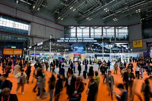 The Lin-gang Exhibition Area attracts big crowds during the Seventh China International Import Expo.