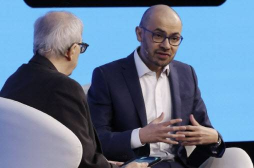 데미스 허사비스 구글 딥마인드 창업자 겸 최고경영자(CEO)가 2월 스페인 바르셀로나 피아 그란 비아 전시장 메인스테이지에서 ‘휴머나이징 AI, 우리의 AI 미래’를 주제로 기조연설을 하고 있다. (사진=뉴스1)