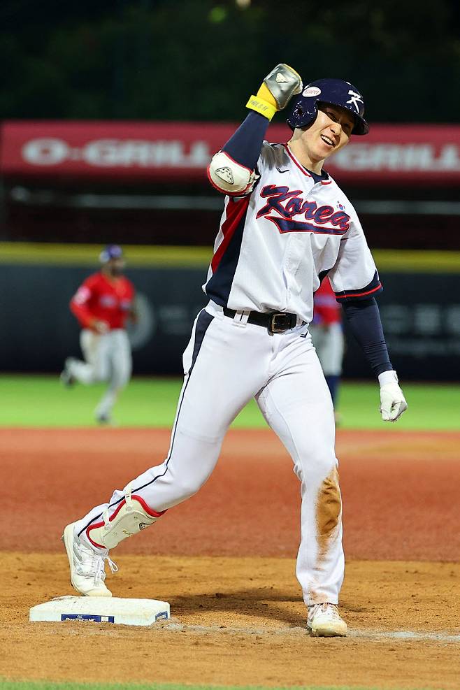 16일 오후 대만 타이베이 톈무야구장에서 열린 세계야구소프트볼연맹(WBSC) 프리미어12 2024 B조 조별리그 대한민국과 도미니카공화국의 경기. 8회말 2사 2, 3루에서 박성한이 역전 적시 3루타를 친 뒤 세리머니를 하고 있다. 사진=연합뉴스