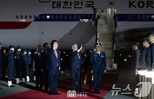 아시아태평양경제협력체(APEC) 정상회의에 참석하는 윤석열 대통령이 14일(현지시간) 페루 리마 제2공군비행단에 도착해 인사하고 있다. (대통령실 홈페이지) 2024.11.15/뉴스1 ⓒ News1 박지혜 기자