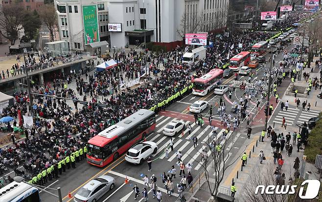 서울 중구 시청역 인근 세종대로가 집회로 교통정체를 빚고 있다. (사진은 기사 내용과 무관함) / 뉴스1 ⓒ News1 김도우 기자