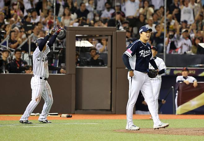 15일 오후 대만 타이베이돔에서 열린 세계야구소프트볼연맹(WBSC) 프리미어12 2024 B조 조별리그 대한민국과 일본의 경기. 5회말 2사 만루에서 마키 슈고에게 역전 적시타를 허용한 이영하가 아쉬워하고 있다. 사진 | 타이베이=연합뉴스
