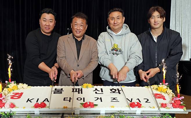 KIA 이범호 감독, 최준영 대표이사, 심재학 단장, 나성범(왼쪽부터)이 광주 홀리데이인 광주호텔에서 열린 한국시리즈 우승 축승회에서 케이크 커팅을 하고 있다. 사진 | KIA 타이거즈