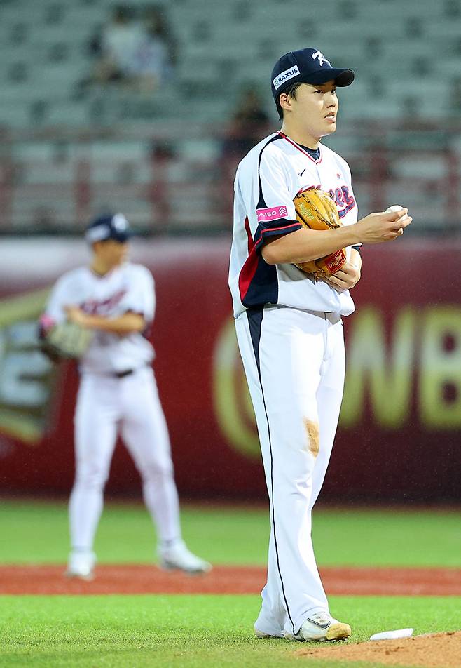 16일 오후 대만 타이베이 톈무구장에서 열린 2024 세계야구소프트볼연맹(WBSC) 프리미어12 B조 조별리그 대한민국과 도미니카공화국의 경기. 4회초 무사 2루에서 아리스멘디 알칸타라에게 투런포를 허용한 임찬규가 아쉬워하고 있다. 사진 | 타이베이=연합뉴스