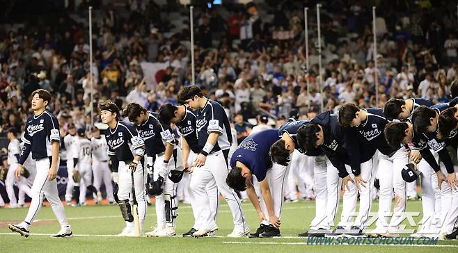 야구대표팀이 일본에 3대 6으로 패했다. 경기 종료 후 팬들에게 인사하는 대표팀.