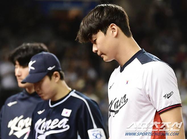 끝까지 고개를 들지 못한 곽도규.