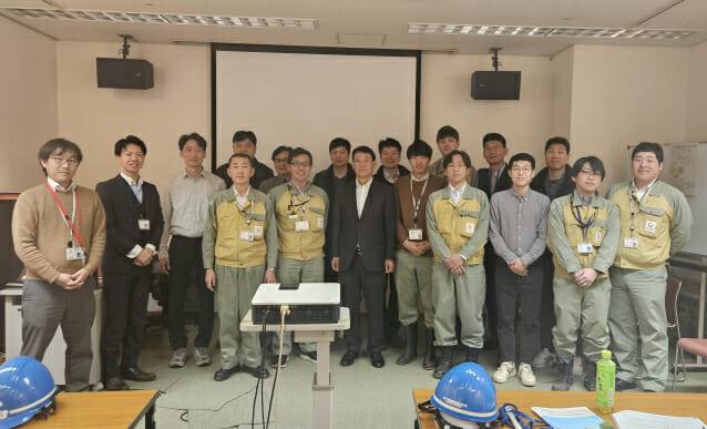 남동발전과 대한전선 등 협력업체 관계자들이 초장조장 시공을 위한 기술 교류회를 마치고 기념촬영을 하고 있다.