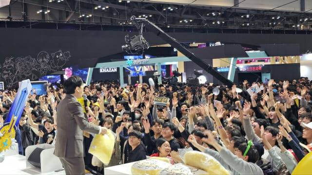 지스타2024 넷마블 부스에서 개최한 세븐나이츠 리버스 시식회에서 선물을 나눠주는 성승헌 MC